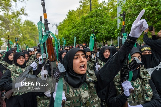 اجتماع بزرگ دختران قائد شهید با حضور گسترده دختران و زنان در بلوار ارم شیراز برگزار شد.