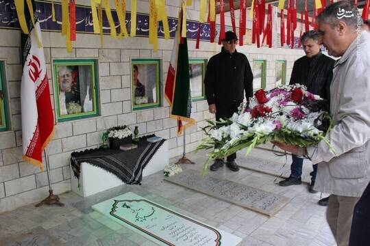 محمد اسلامی معاون رئیس‌جمهور و رئیس سازمان انرژی اتمی ایران، با حضور در روستای خنداب استان مرکزی، به مقام شهدای این روستا از جمله شهید والامقام سپهبد محمد پاکپور ادای احترام کرد.