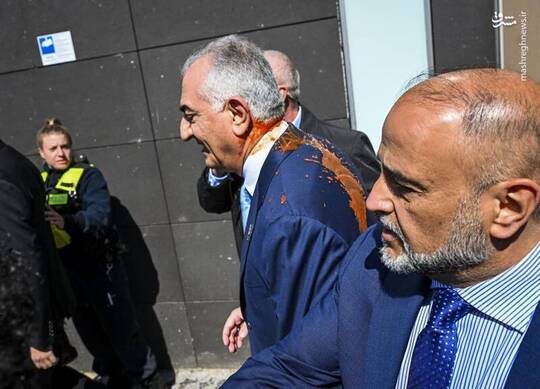 پذیرایی از رضا پهلوی با سس خرسی هنگام خروج رضا پهلوی از یک کنفرانس مطبوعاتی در برلین، یک معترض روی او سس کچاپ پاشید.