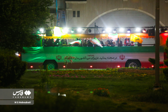 که مسافر آن فرزندان دهه هشتاد و نودی دارالعباده هستند و کاروان پرچم‌داری برای وطن راه انداخته‌اند.