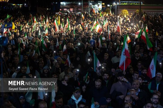 اقشار مختلف مردم برای خنثی کردن توطئه احتمالی دشمن صهیونی، همدل و هم‌صدا در میدان انقلاب اسلامی تهران حاضر شدند.