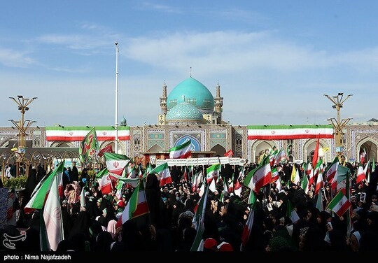 40هزار دختر و پسر نوجوان مشهدی از ساعاتی قبل با حضور در صحن پیامبر اعظم(ص) حرم مطهر رضوی, با مشت‌های گرده کرده لبیک یا خامنه‌ای را فریاد زدند