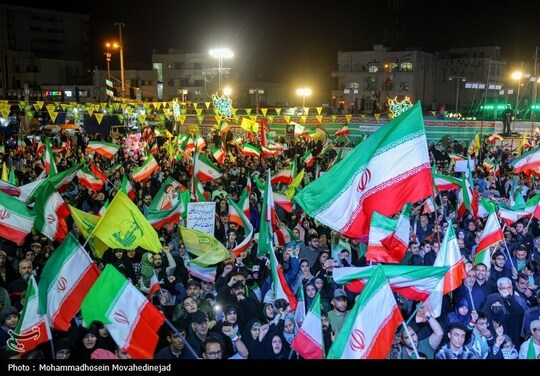 اجتماع تهرانی ها در شب ولادت امام رضا (ع)و حمایت از نیروهای مسلح واعتراض به حمله رژیم آمریکایی-صهیونی امشب در میدان انقلاب برگزار شد .