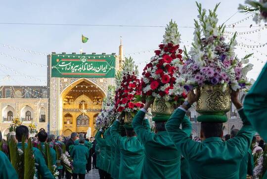 به مناسبت دهه کرامت و در آستانه میلاد امام رضا علیه‌السلام، ضریح مطهر رضوی با گل‌های اهدایی ناذران امروز سه‌شنبه ٨ اردیبهشت ١۴٠۵ گل‌آرایی شد.