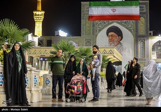 در آستانه میلاد با سعادت امام هشتم شیعیان حضرت امام رضا علیه السلام، حرم مطهر ایشان در ایام دهه کرامت آذین بندی و چراغانی شده است