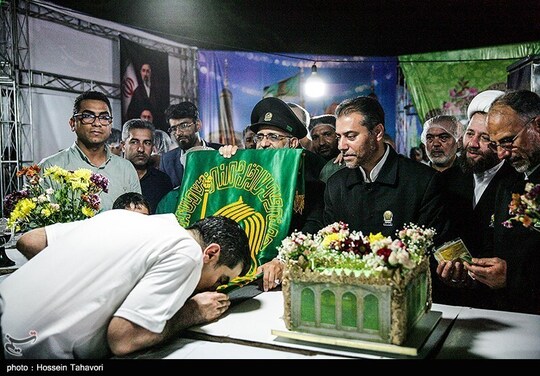 همزمان با دهه کرامت و در آستانه میلاد امام رضا(ع)، کاروان زیر سایه خورشید حامل پرچم متبرک حرم مطهر رضوی وارد جزیره کیش شد و مورد استقبال گسترده کیشوندان قرار گرفت.