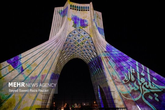 مراسم گرامیداشت روز خلیج فارس با اجرای نور پردازی سه بعدی «ویدئو مپینگ» در میدان آزادی تهران برگزار شد.