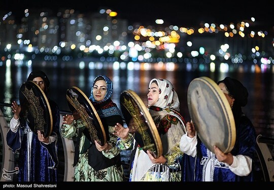 رویداد «گذر خلیج فارس» جمعه یازدهم اردیبهشت‌ماه به مناسبت روز ملی خلیج فارس در دریاچه چیتگر میزبان هنرمندان، نوازندگان و فعالان عرصه موسیقی بود.