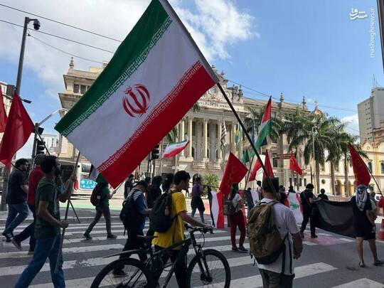شعار زنده باد آیت‌الله سید مجتبی خامنه‌ای در قلب برزیل