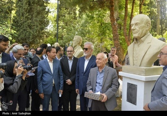 آیین رونمایی از گذر نخبگان (سردیس 18 نفر از مشاهیر و نخبگان استان فارس ) صبح پنجشنبه همزمان با هفته شیراز و با حضور مسئولین استانی فارس در باغ ارم فارس برگزار شد.