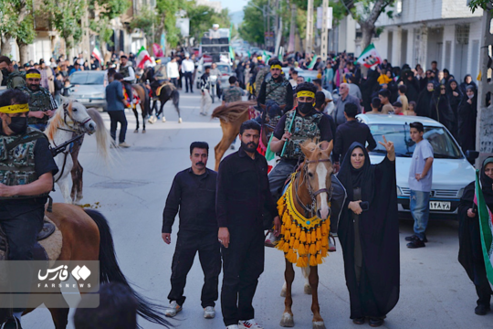 اسب‌سواران جان‌فدای هیئت قمر بنی‌هاشم در شهرستان بهار روز ۱۸ اردیبهشت‌ماه از مسجد باب‌الحوائج تا میدان امام خمینی(ره) را به یاد شهدای وطن رژه رفتند.