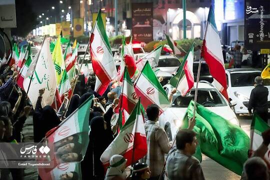اهالی استان هرمزگان در شهر بندرعباس در هفتادمین شب از تجمعات شبانه خیابانی حضور پر شوری داشتند.