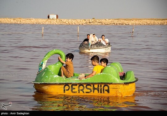 دریاچه مهارلو شیراز که به نام‌های دریاچه صورتی، تالاب مهارلو و دریاچه نمک نیز شناخته می‌شود، به‌دنبال بارندگی‌های اخیر دوباره جان گرفته و بار دیگر مقصدی برای حضور و تفریح شهروندان شده است.