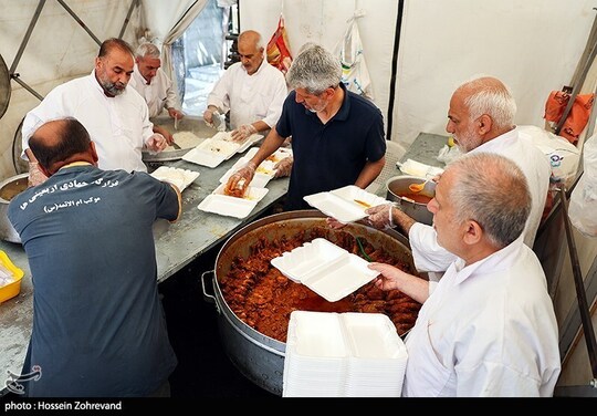 طبخ حدودا 4 هزار پرس غذای گرم توسط موکب ام ائمه (ع) قرارگاه جهادی اربعینی ها برای اقشار آسیب‌پذیر، نیازمندان و همچنین مدافعان وطن و حافظان امنیت کشور