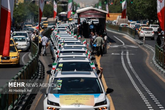 مراسم تجدید بیعت تاکسیرانان پایتخت با رهبر معظم انقلاب و اعلام حمایت از نظام جمهوری اسلامی و نیروهای مسلح، صبح روز دوشنبه ۲۱ اردیبهشت با برگزاری رژه گسترده خودرویی در خیابان‌های تهران برگزار شد.