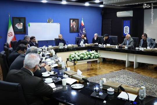 حضور پزشکیان در نشست بررسی مشارکت اصناف در تنظیم بازار