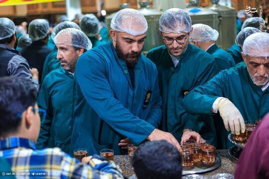 حضور اعضای تیم ملی کشتی آزاد در چایخانه امام رضا(ع)