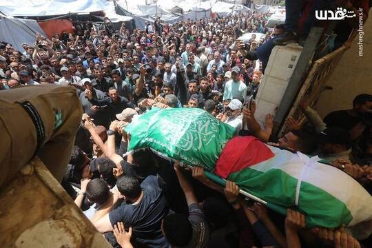 جمعیت زیادی از فلسطینیان نماز میت را بر پیکر شهید «عزالدین حداد» فرمانده کل گردان‌های قسام، شاخه نظامی جنبش حماس اقامه کردند و بدن آن فرمانده را بر روی دست تشییع کردند.
