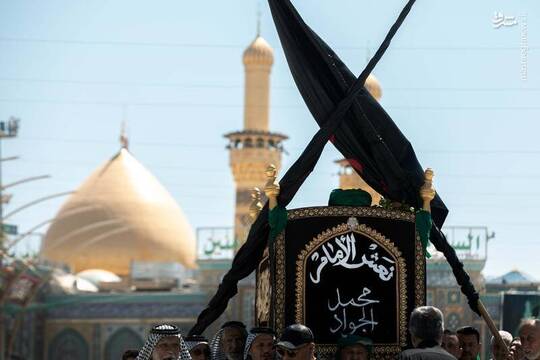 به مناسبت فرا رسیدن شهادت ابن الرضا جوادالائمه علیه‌السلام مراسم تشییع نمادین پیکر آن حضرت در کربلا برگزار شد.