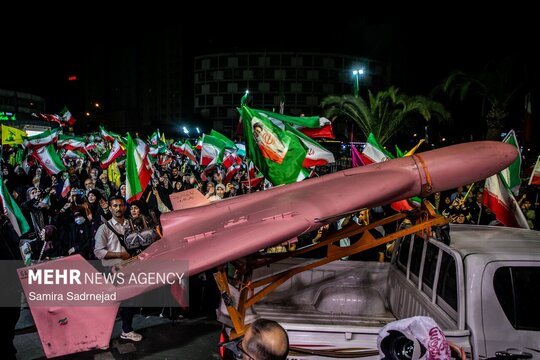 پهپادهای شاهد ۱۳۶ هوافضای سپاه پاسداران همزمان با هفتاد و نهمین شب حماسه مردم ایران شامگاه یکشنبه، در میدان ولیعصر(عج) به نمایش درآمد.