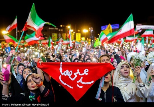 اجتماع تهرانی ها در حمایت از نیروهای مسلح واعتراض به حمله رژیم آمریکایی-صهیونی امشب در میدان انقلاب برگزار شد .