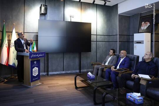مسعود پزشکیان رئیس جمهور با حضور در وزرات‌خانه‌های کار و نیرو با مدیران این مجموعه‌ها دیدار و گفت‌وکو کرد.