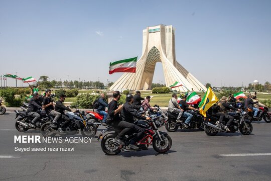مراسم رزمایش ۱۰۰۰ دستگاه موتورسیکلت به مناسب بزرگداشت پیروزی غرورآفرین آزادسازی خرمشهر از میدان آیینی امام حسین (علیه‌السلام) تا میدان آزادی برگزار شد.