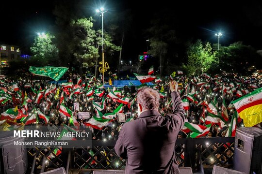 اقشار مختلف مردم برای خنثی کردن توطئه احتمالی دشمن صهیونی، همدل و هم‌صدا در میدان نبوت تهران حاضر شدند.