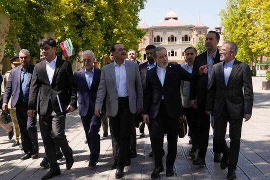 عاصم منیر فرمانده ارتش پاکستان همراه با سید عباس عراقچی وزیر امور خارجه کشورمان از میدان مشق در محوطه وزارت امور خارجه بازدید کرد.