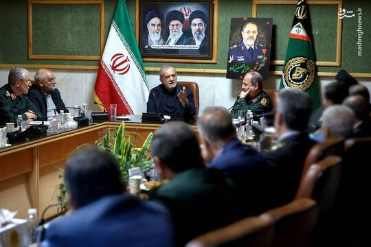 نشست رئیس جمهور با جمعی از فرماندهان و مدیران وزارت دفاع
