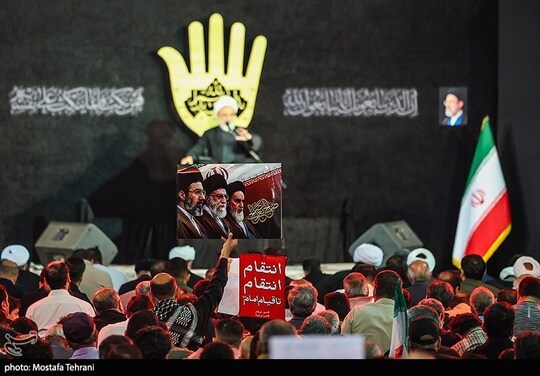 مراسم بزرگداشت و یادبود شهدای خانواده رهبر شهید آیت‌الله سید علی خامنه‌ای عصر پنجشنبه در مصلای آستان مقدس حضرت عبدالعظیم(ع) با حضور خانواده‌های معظم شهدا، مسئولان کشوری و اقشار مختلف مردم برگزار شد.