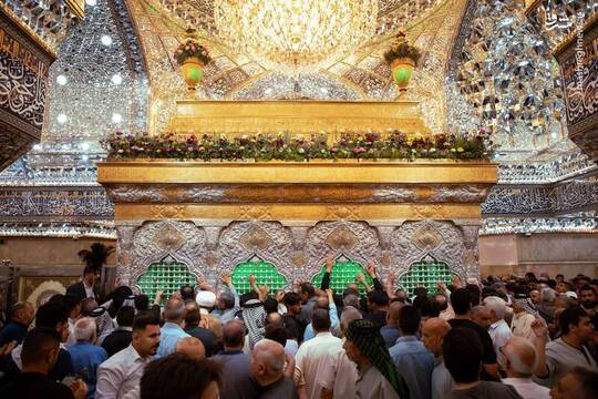 گل‌آرایی ضریح سیدالشهدا به مناسبت دهه ولایت