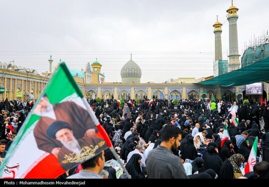 مراسم بزرگداشت و یادبود شهدای خانواده رهبر شهید آیت‌الله سید علی خامنه‌ای عصر جمعه در مصلای آستان مقدس حضرت عبدالعظیم(ع) با حضور خانواده‌های معظم شهدا، مسئولان کشوری و اقشار مختلف مردم برگزار شد.
