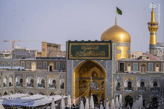 به مناسبت فرا رسیدن ولادت امام هادی النقی علیه السلام خادمان کتیبه‌های میلاد را در حرم مطهر رضوی نصب کردند.