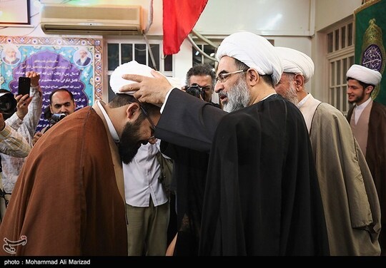 مراسم عمامه‌گذاری جمعی از طلاب در قم همزمان با عید غدیر