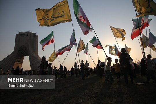 همزمان با سالروز عید سعید غدیر خم جشن بزرگ «مهمونی کیلومتری غدیر» در خیابان انقلاب و آزادی حد فاصل میدان امام حسین (ع) تا میدان آزادی برگزار شد.