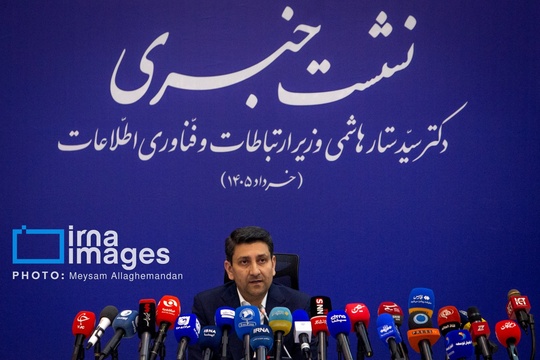 «سیدستار هاشمی» وزیر ارتباطات و فناوری اطلاعات، صبح سه شنبه (۱۹خرداد ۱۴۰۵) در نخستین نشست خبری خود با اصحاب رسانه ضمن گرامیداشت شهدای جنگ تحمیلی، گزارشی از اقدامات صورت گرفته را ارائه کرد.