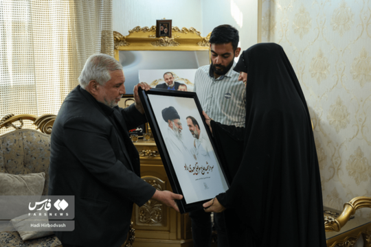 دیدار اعضای دفتر حفظ و نشر آثار رهبر شهید با خانواده سردار شهید سعیدی راد