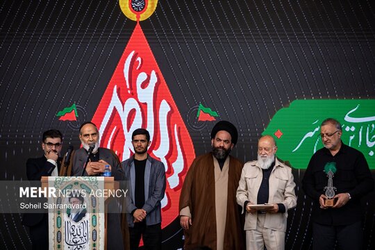 آیین افتتاحیه بیست‌وچهارمین رویداد فرهنگی «عطر سیب» با حضور علیرضا زاکانی، مهدی چمران ، محمدباقر اعلمی،  عصر پنجشنبه در میدان امام حسین(ع) برگزار شد.