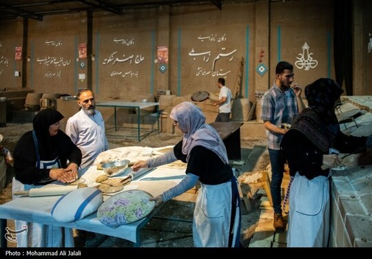پنجشنبه 21 خرداد ، جمعی از خانواده شهدای اخیر با حضور در تنورخانه ایران واقع در بلوار حرم پیامبر اعظم(ص) قم، اقدام به پخت نان برای رزمندگان میدان نبرد کردند.