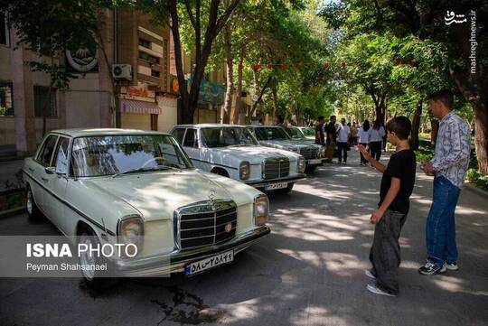 گردهمایی خودروهای کلاسیک آفرود و کمپر به همت کانون جهانگردی و اتومبیلرانی اصفهان در گذر فرهنگی چهارباغ برگزار شد.