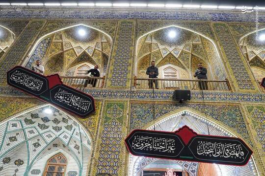 خادمان آستان مقدس علوی با نصب کتیبه‌های سیاه در حرم امیرالمومنین به استقبال محرم رفتند.