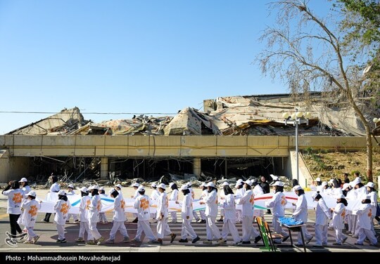 مراسم روز جهانی المپیک 2026، یادواره شهدای دانش آموز مدرسه شجره طیبه میناب امروز در مقابل سالن 12 هزار نفری مجموعه ورزشی آزادی که در جنگ تحمیلی رمضان هدف حمله دشمنان آمریکایی ـ صهیونی قرار گرفت، برگزار شد.