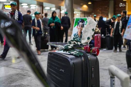 جمعی از خانوادۀ شهدای مدرسۀ «شجرۀ طیبه» میناب در فرودگاه نجف مورد استقبال رسمی خادمان حرم مطهر امیرالمؤمنین (علیه‌السلام) قرار گرفتند.