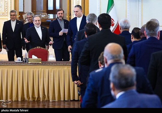 نشست وزیر امورخارجه با سفرا و روسای نمایندگی‌های خارجی و بین‌المللی
